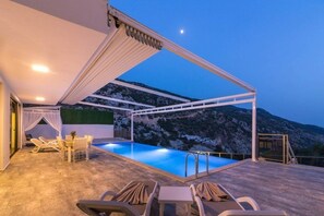 Piscine extérieure, cabanons gratuits, chaises longues