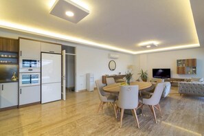 Vila panorâmica, 2 quartos, varanda, vista para a montanha | Área de estar | TV de tela plana