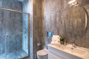 Panoramic-Villa, 2 Schlafzimmer, Terrasse, Bergblick | Badezimmer