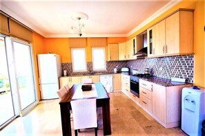 Panoramic Villa, 4 Bedrooms, Balcony, Mountain View | Private kitchen