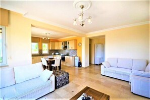 Panoramic Villa, 4 Bedrooms, Balcony, Mountain View | Living area