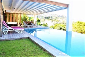 Piscina all'aperto, lettini