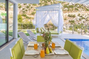 Outdoor pool, free cabanas, sun loungers