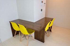 Family Room 303 | In-room dining - Guest House Gifuhashima COCONE - Hostel (Hashima)