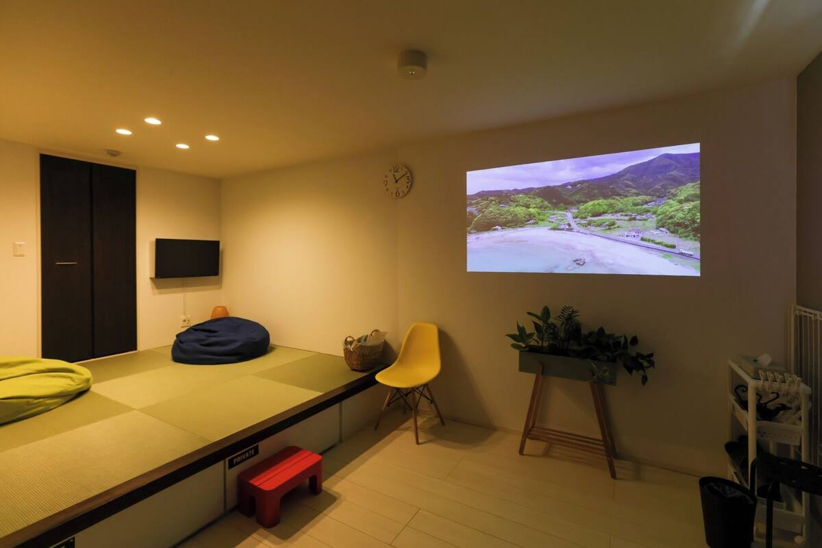 Luxe beddengoed, donsdekens, een bureau, een laptopwerkplek