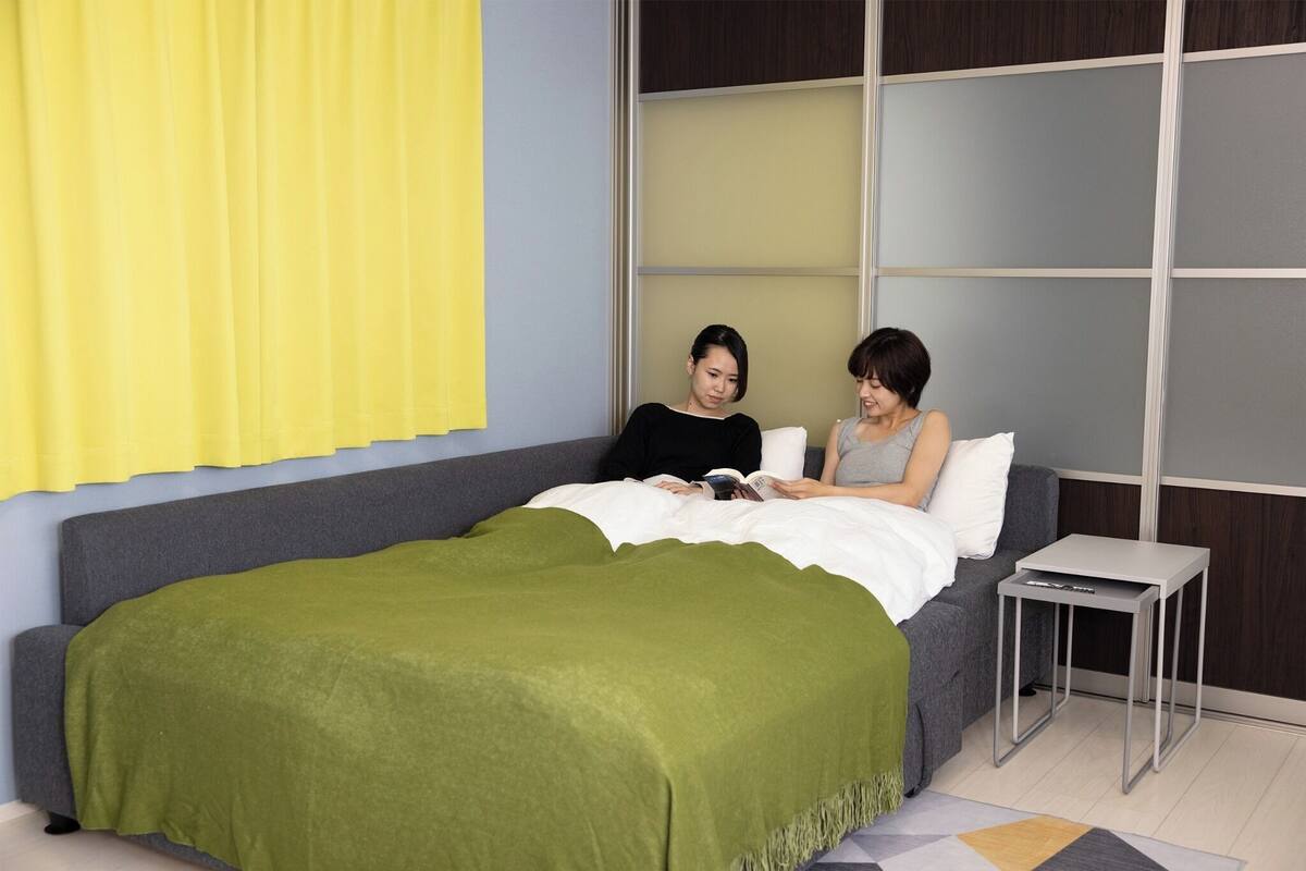 Luxe beddengoed, donsdekens, een bureau, een laptopwerkplek