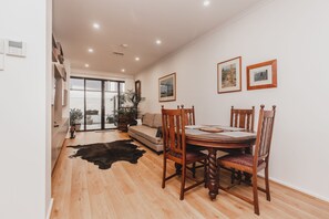 Appartement Deluxe, 2 chambres, vue sur le jardin | Repas dans la chambre