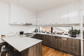 Deluxe Apartment, 2 Bedrooms, Garden View | Private kitchen