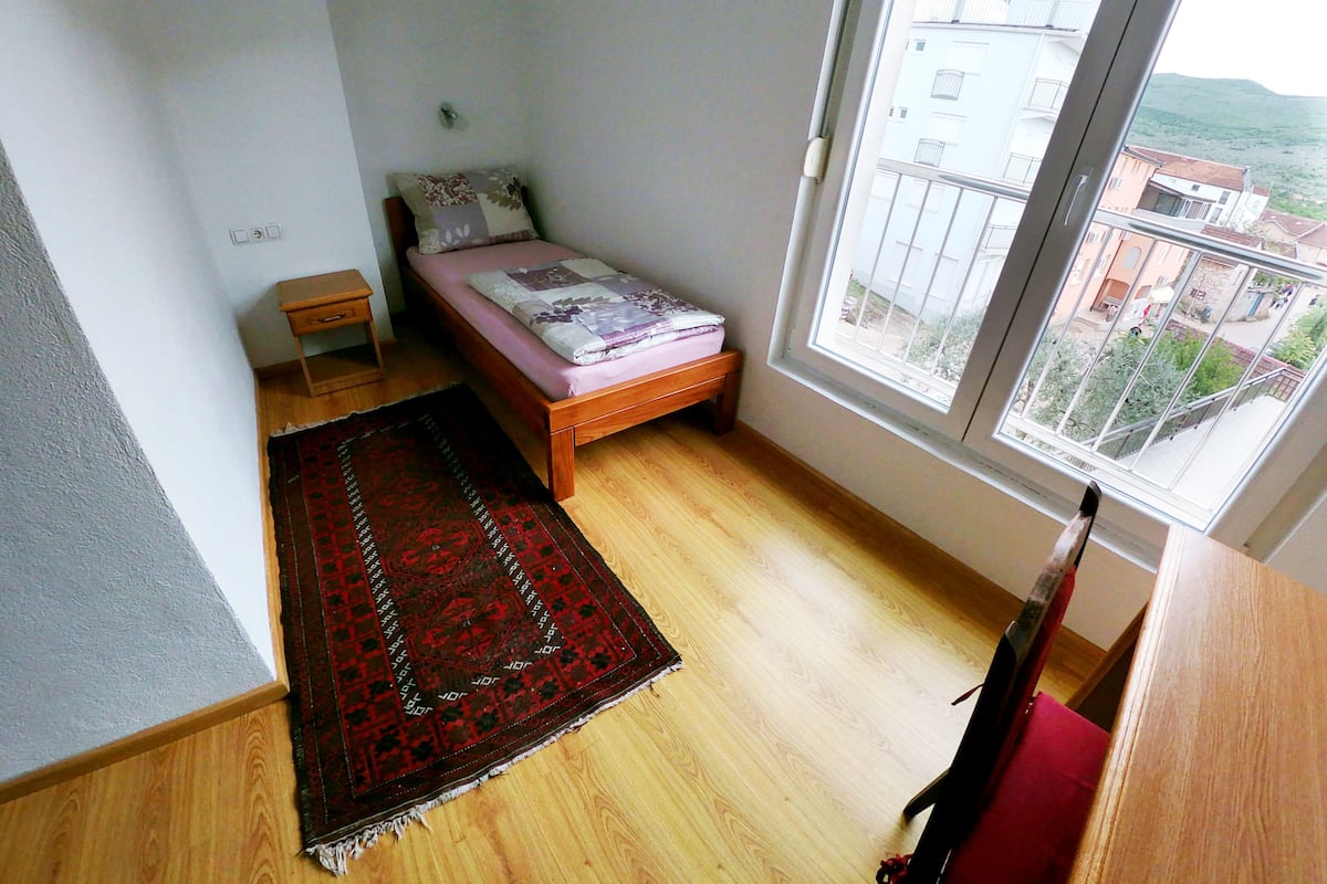 مكتب وتجهيزات عازلة للصوت وواي فاي مجانًا وملاءات أسرّة