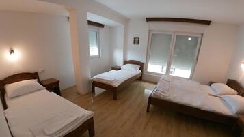 Habitación cuádruple, vista al jardín | 1 habitación, escritorio, insonorización y wifi gratis