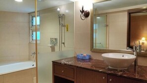 Business dubbelrum | Badrum | Hårtork, bidé, handdukar och schampo