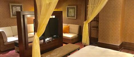 Schreibtisch, Verdunkelungsvorhänge, schallisolierte Zimmer