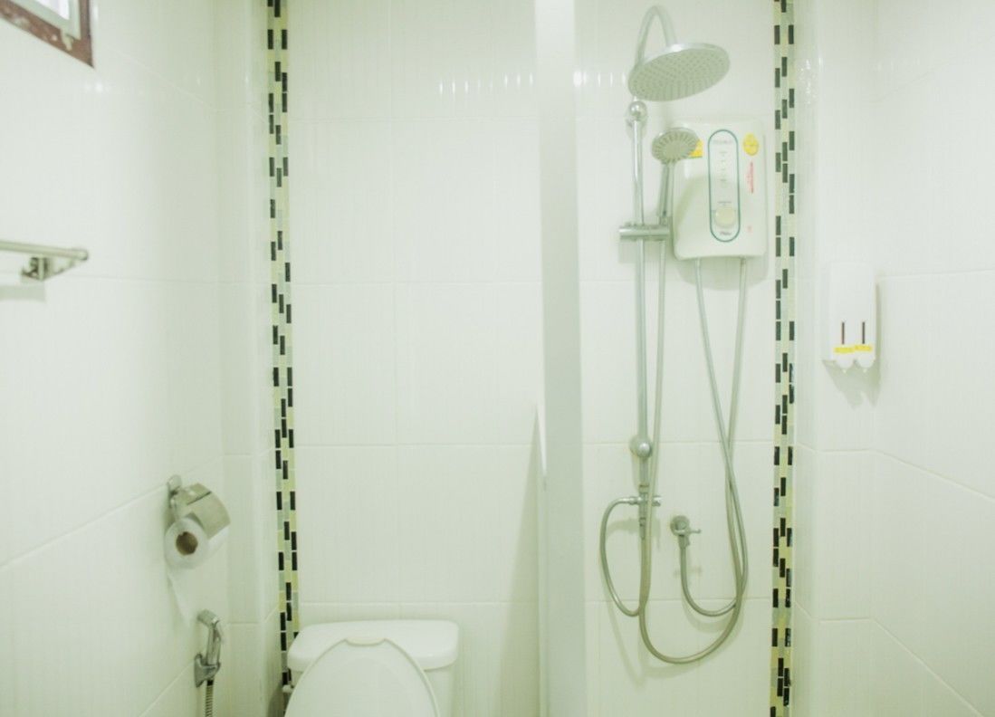 Deluxe-Zimmer | Badezimmer | Dusche, kostenlose Toilettenartikel, Handtücher
