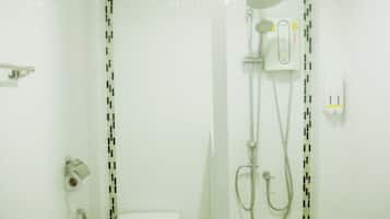 Deluxe-Zimmer | Badezimmer | Dusche, kostenlose Toilettenartikel, Handtücher