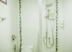 Quarto luxo | Banheiro | Chuveiro, produtos de toalete grátis, toalhas de banho 