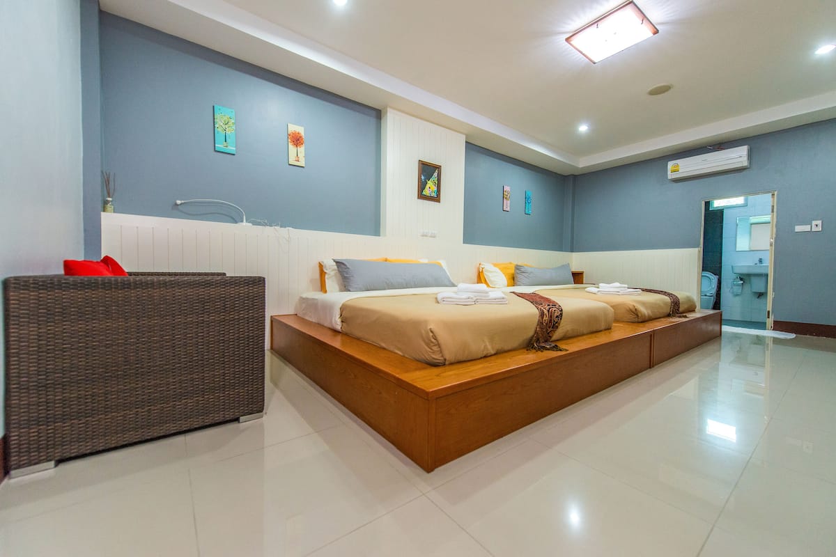Deluxe Quadruple Room | Blackout drapes, rollaway beds, free WiFi, bed sheets