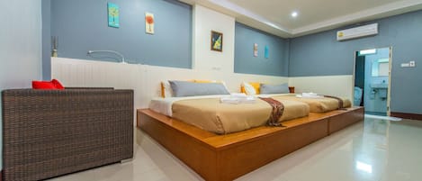 Kamar Quadruple Deluks | Tirai kedap cahaya, tempat tidur lipat/tambahan, dan Wi-Fi gratis