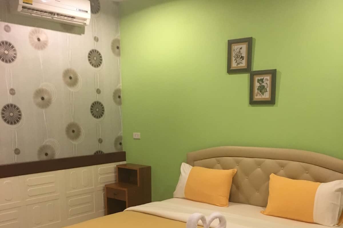 Deluxe Room | Blackout drapes, rollaway beds, free WiFi, bed sheets