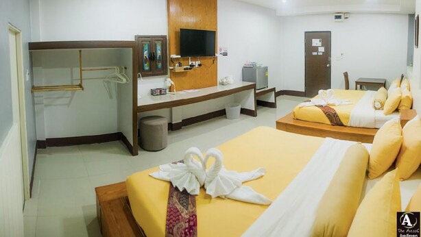 A hotel room with two beds, a desk, a TV, and a wardrobe. - The Areaac (Hang Chat)