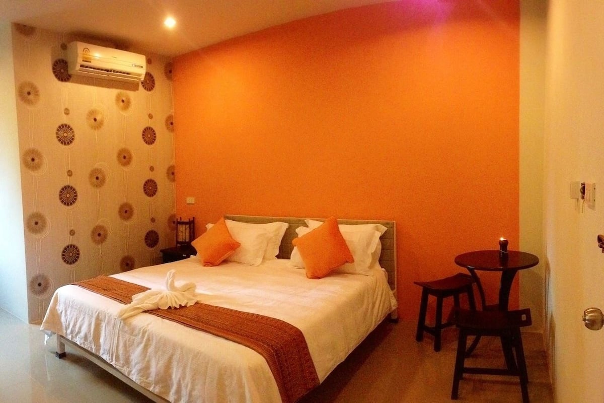 Blackout drapes, rollaway beds, free WiFi, bed sheets