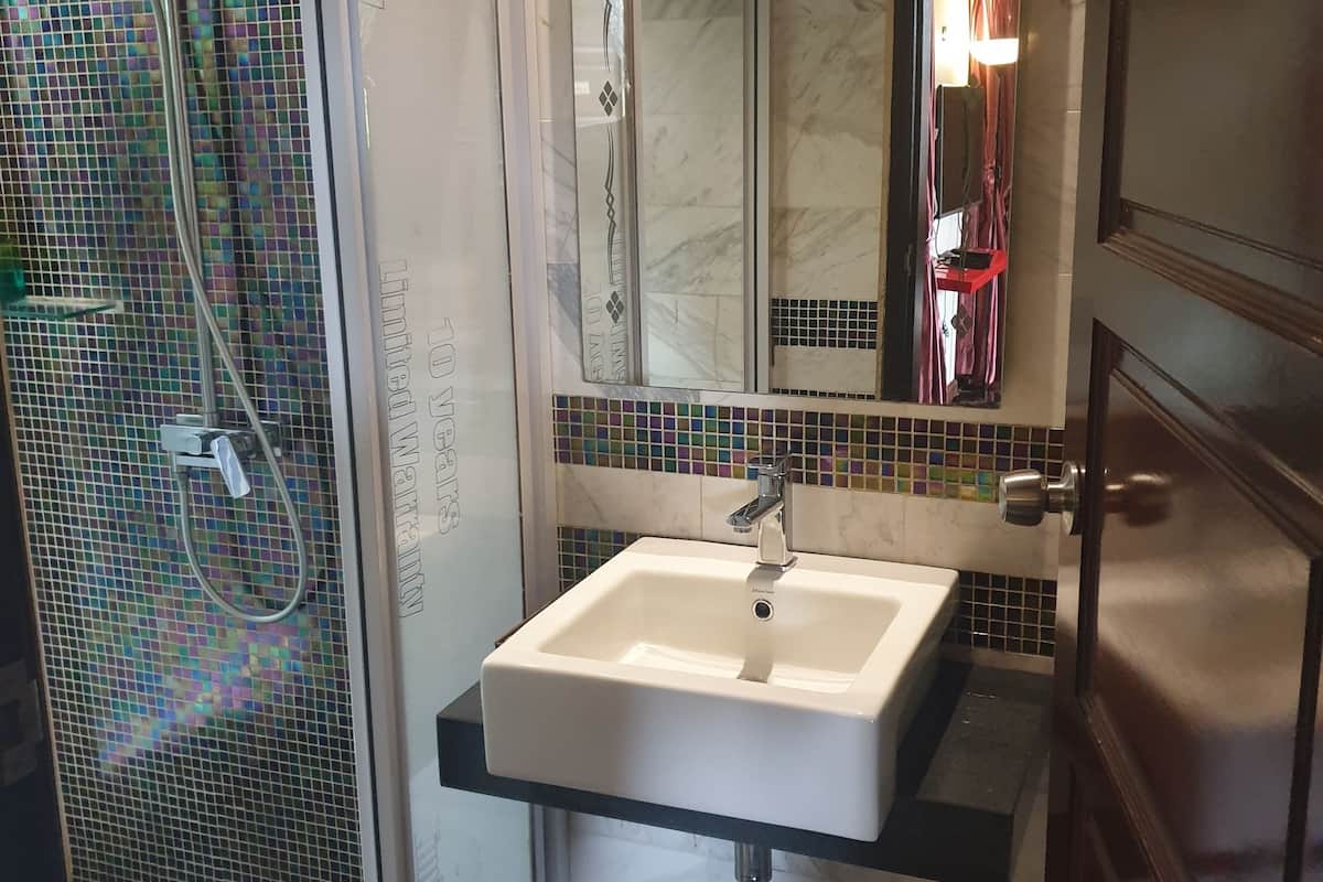 shower, rainfall showerhead, free toiletries, hair dryer