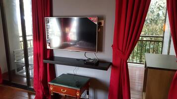 Select Comfort beds, individually decorated, individually furnished