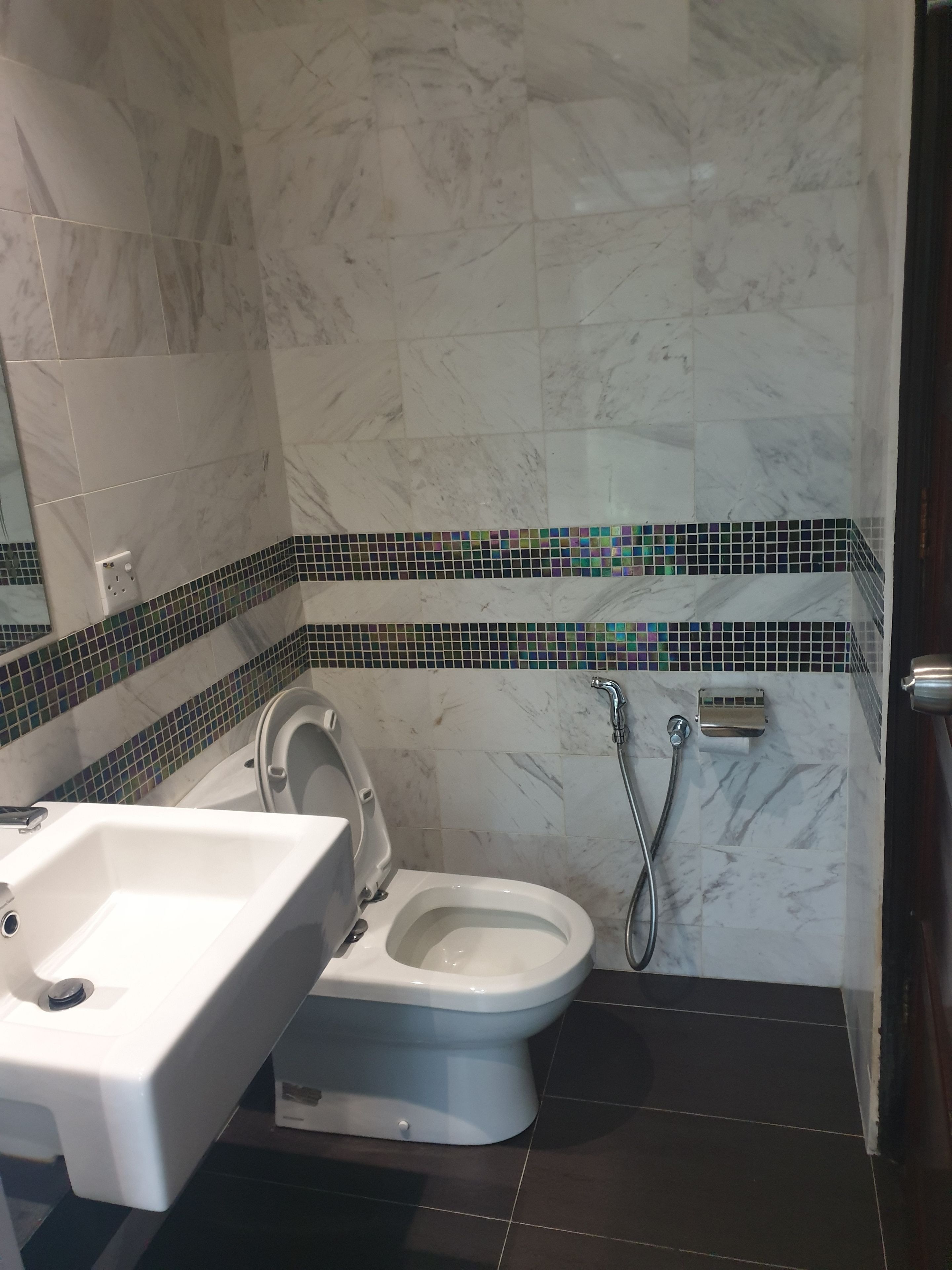 shower, rainfall showerhead, free toiletries, hair dryer