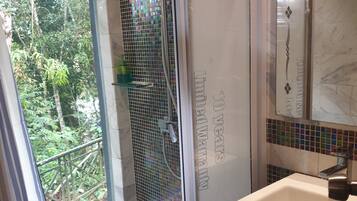 Shower, rainfall showerhead, free toiletries, hair dryer
