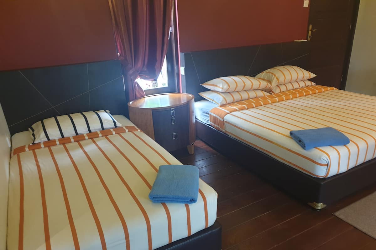 Deluxe driepersoonskamer, uitzicht op tuin | Select Comfort-bedden, individueel gedecoreerd, individueel gemeubileerd