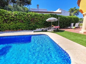 Unclassified image, 2 of 20, button