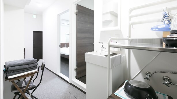 Un bagno moderno con doccia, lavandino e portasciugamani.