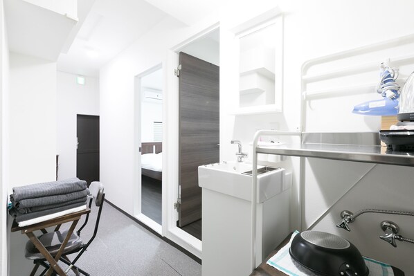 Desk, laptop workspace, blackout curtains, free WiFi - Happy House (Osaka)