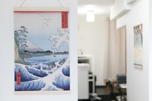 Desk, laptop workspace, blackout curtains, free WiFi - Happy House (Osaka)