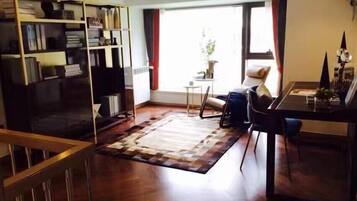 Deluxe-Apartment, 2 Schlafzimmer | Wohnbereich | Fernseher