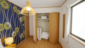 Vacation Room | 4 bedrooms, desk, free WiFi, bed sheets