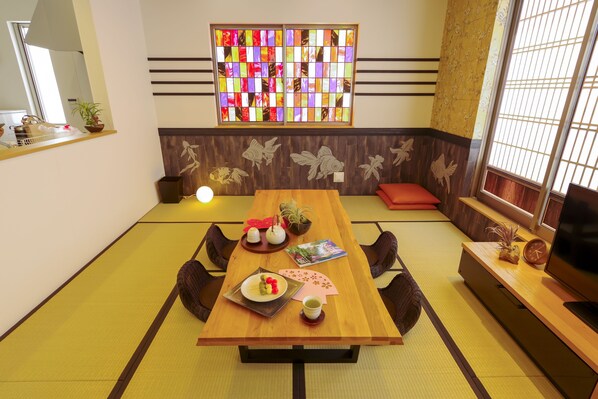 Vacation Room | Living area | Flat-screen TV