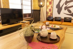 Vacation Room | Living area | Flat-screen TV