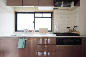 Chambre (701) | Coin cuisine privé | Réfrigérateur, micro-ondes, plaque de cuisson, bouilloire électrique
