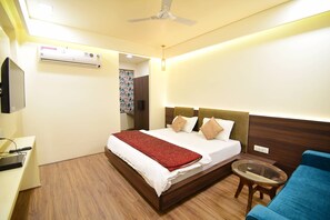 Quarto luxo, 1 quarto, geladeira | 1 quarto, roupas de cama premium, frigobar, individualmente mobiliados