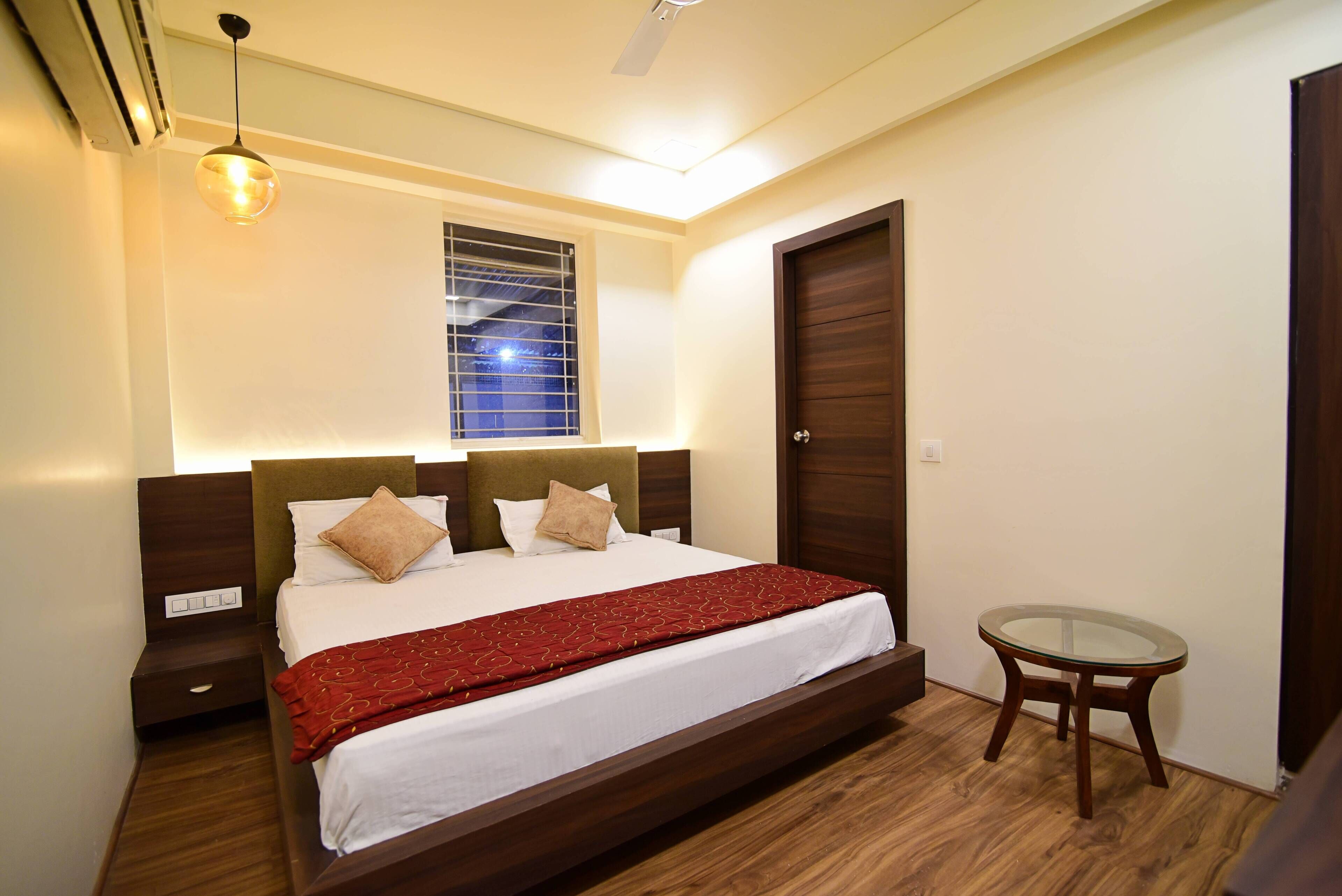 Deluxe Room, 1 Bedroom, Refrigerator | 1 bedroom, premium bedding, minibar, individually furnished