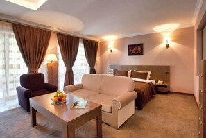 ジュニア スイート キングベッド 1 台 ガーデンビュー | セーフティボックス (室内)、客室ごとに異なる装飾、客室ごとに異なるインテリア、デスク