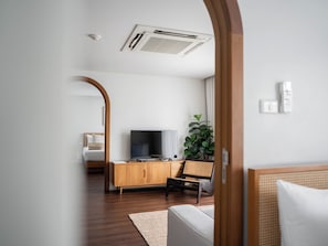 Family Studio Room | Living area | 32-inch flat-screen TV with digital channels, TV, Netflix