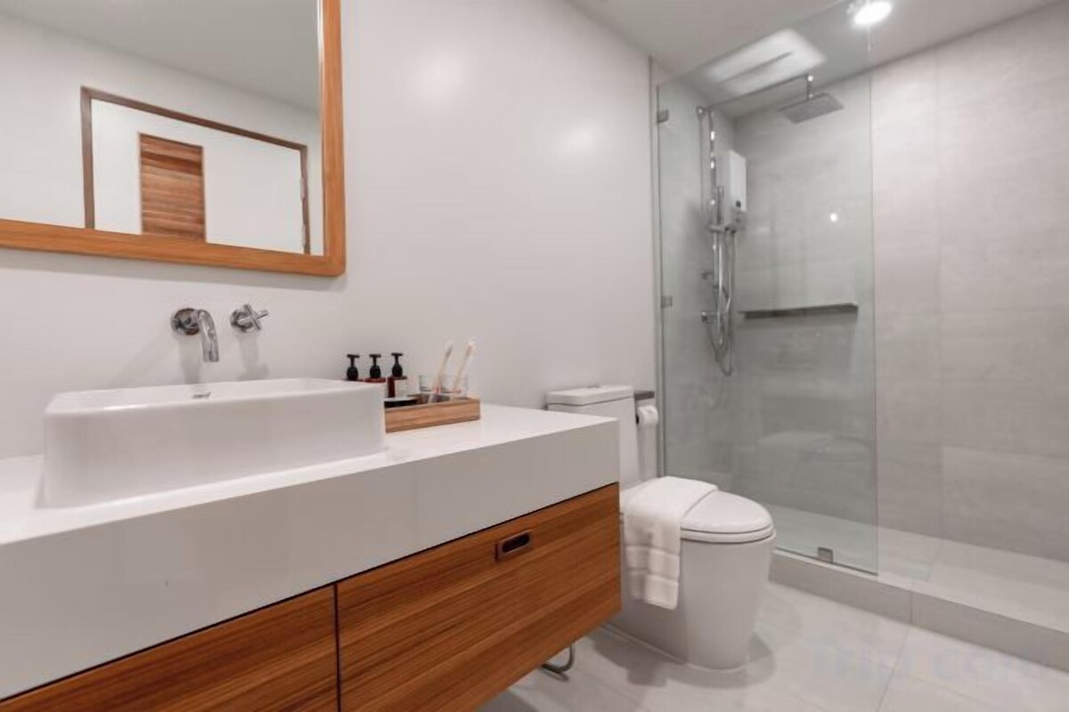Shower, rainfall showerhead, free toiletries, hair dryer