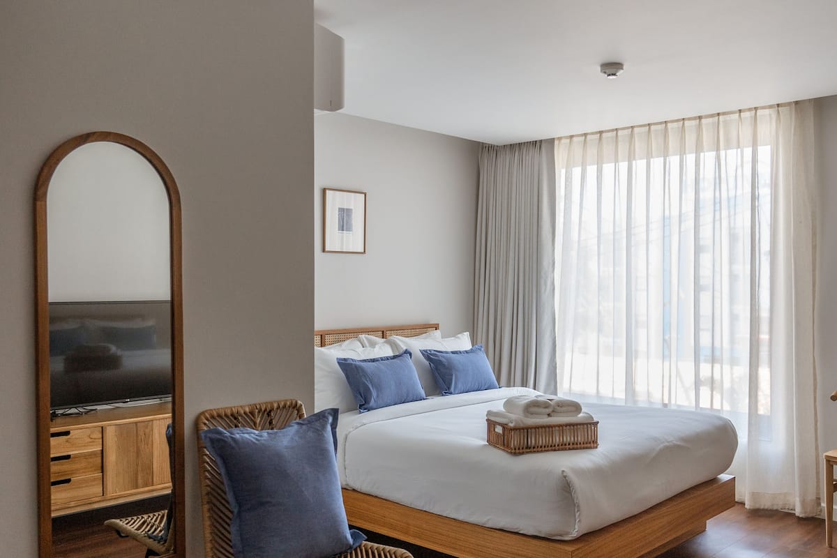 Deluxe Queen Room | Egyptian cotton sheets, premium bedding, down comforters
