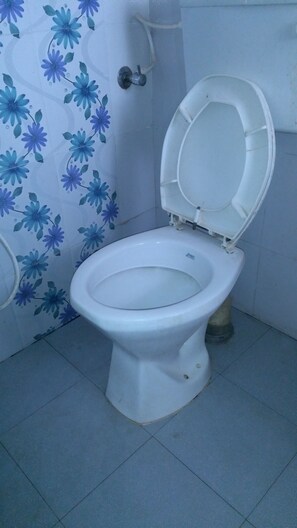 Shower, free toiletries