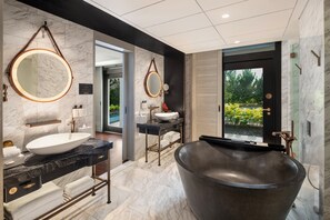 Separate tub and shower, free toiletries, hair dryer, bathrobes - The Barracks Hotel Sentosa by Far East Hospitality (Singapore)