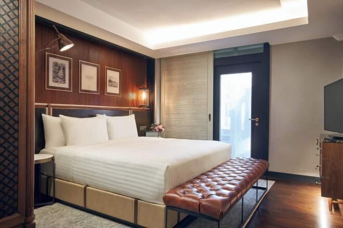 1 dormitorio, minibar, caja fuerte y escritorio