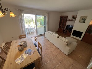 Televisie en een open haard