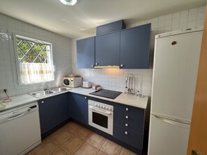 Refrigerador, microondas, horno y lavavajillas 