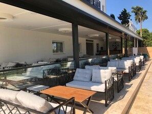 아침 식사 및 저녁 식사 제공